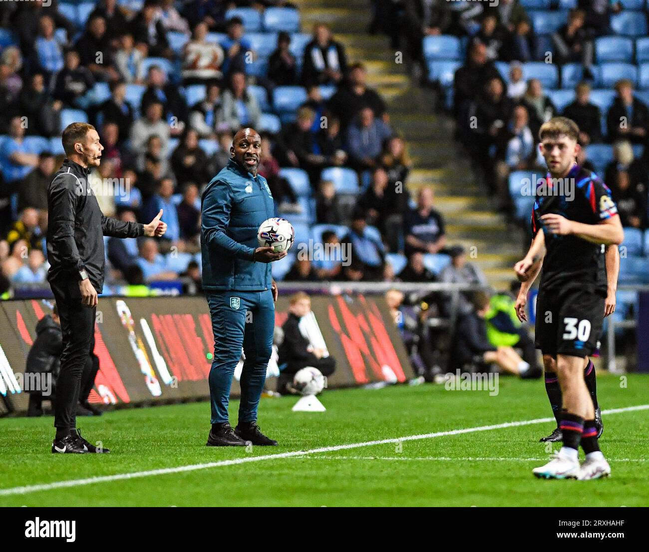 Coventry, Regno Unito. 25 settembre 2023; Coventry Building Society Arena, Coventry, Inghilterra; EFL Championship, Coventry City contro Huddersfield Town; Huddersfield manager Darren Moore Credit: Action Plus Sports Images/Alamy Live News Foto Stock