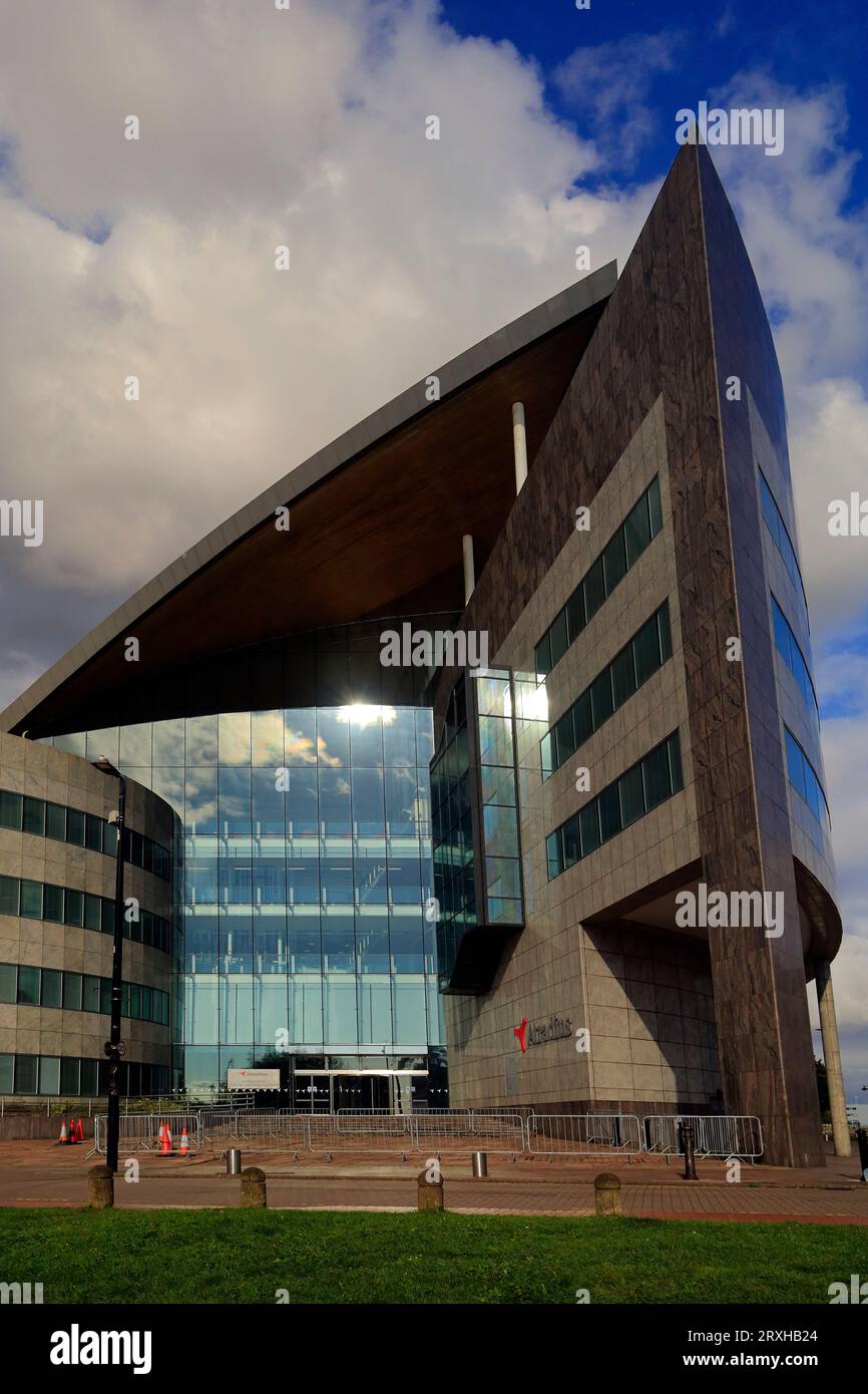 Atradius Insurance Building, Cardiff Bay contro cielo blu/nuvoloso, preso settembre 2023te Foto Stock