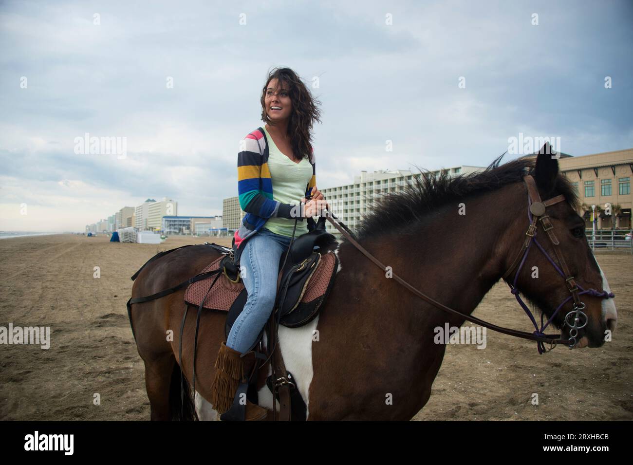 Giovane donna a cavallo a Virginia Beach, Virginia, USA; Virginia Beach, Virginia, Stati Uniti d'America Foto Stock