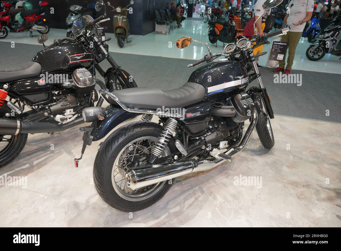 ISTANBUL, TURKIYE - 29 APRILE 2023: Moto Guzzi V7 Special moto in mostra al Motobike Expo di Istanbul Exhibition Center Foto Stock