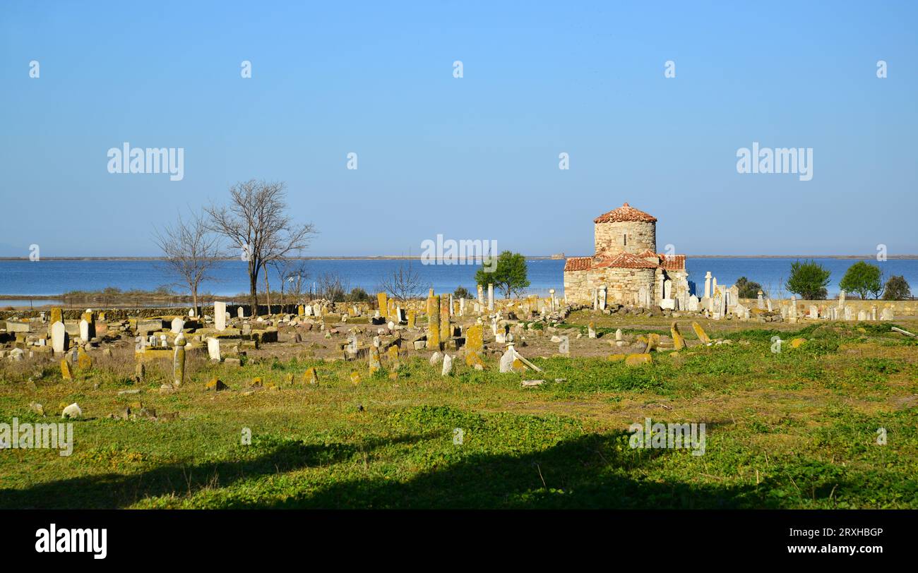 La tomba di Yunus Bey a Enez, in Turchia, fu convertita da una vecchia chiesa a una tomba. Ci sono vecchie tombe ottomane intorno. Foto Stock