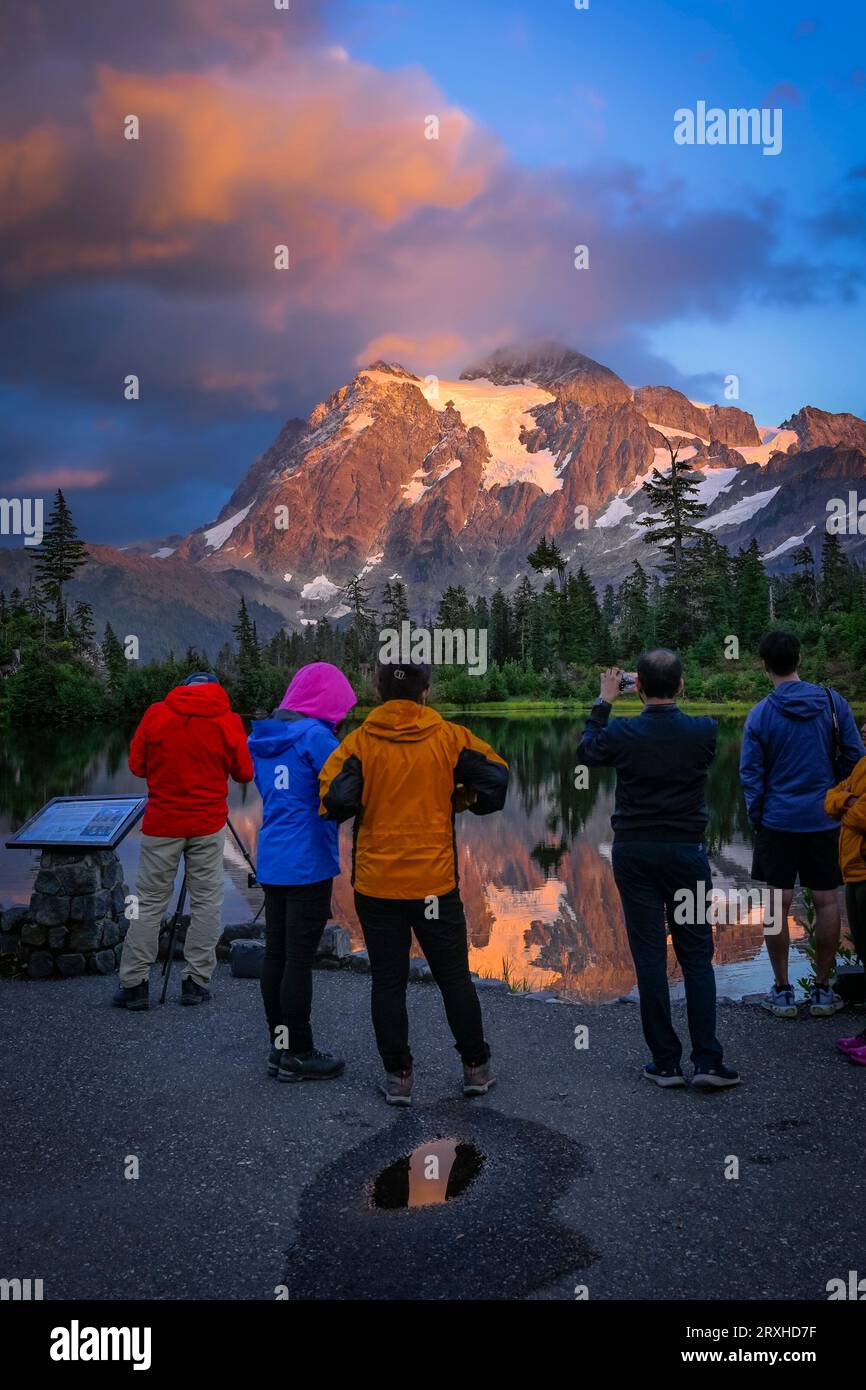 Persone che guardano il riflesso, del Monte Shuksan, Picture Lake, Mount Baker, Washington, USA Foto Stock