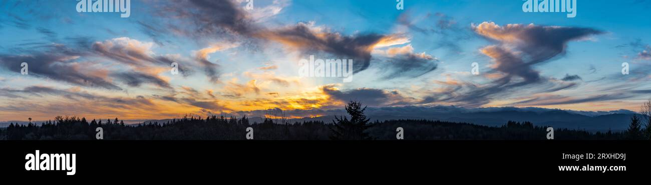 Panorama del tramonto con nuvole da sogno di Virga sulle Black Hills, Capitol State Forest vicino a Olympia, Washington, Stati Uniti Foto Stock