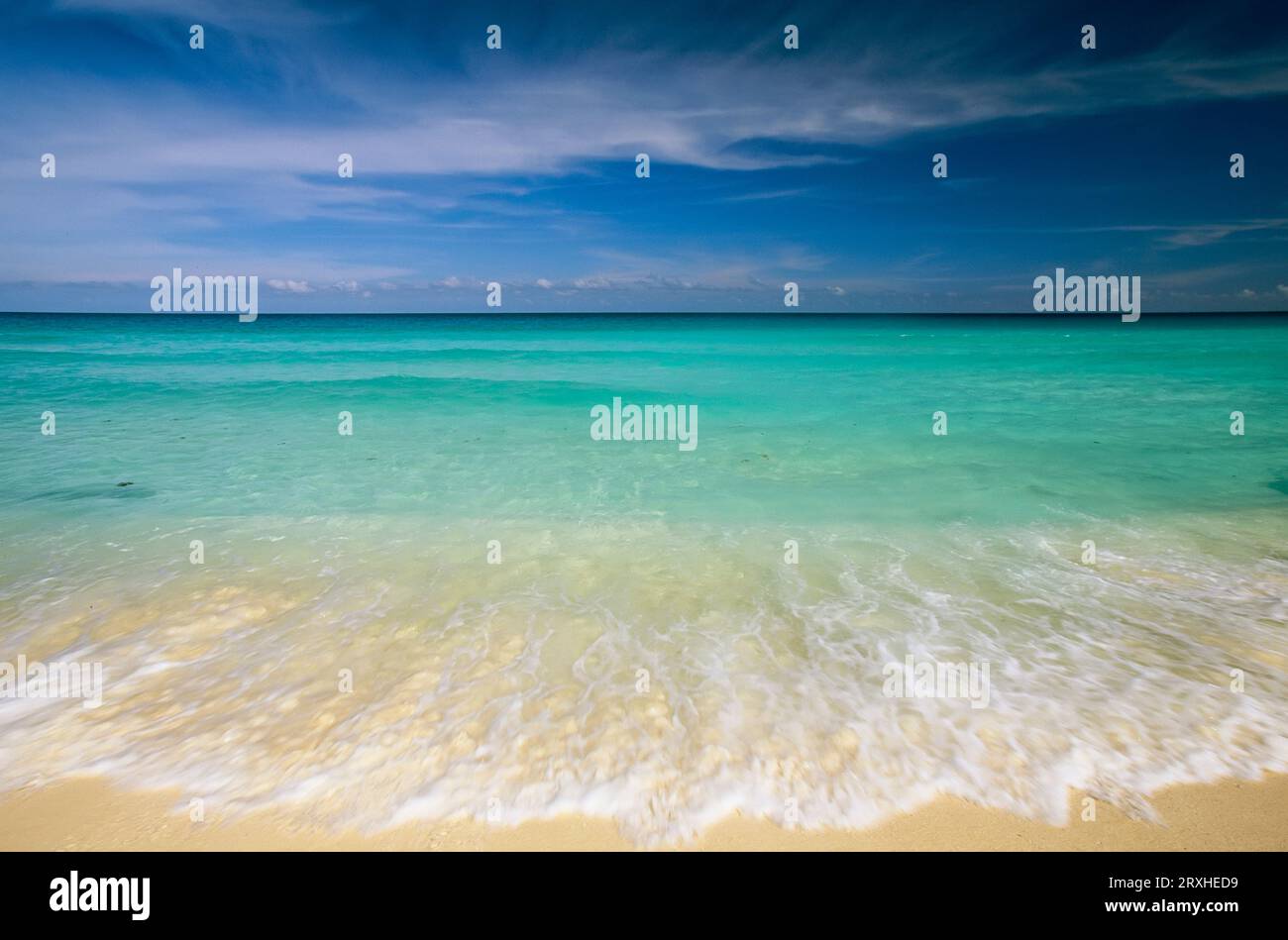 Acque cristalline e nuvole di neve lungo la spiaggia di Cancun; Cancun, Messico Foto Stock
