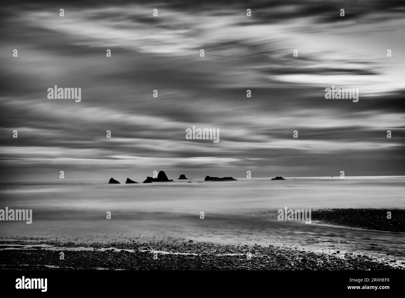Lunga esposizione monocromatica durante un tramonto a Ruby Beach vicino a Kalaloch; Olympic National Park, Washington, Stati Uniti d'America Foto Stock