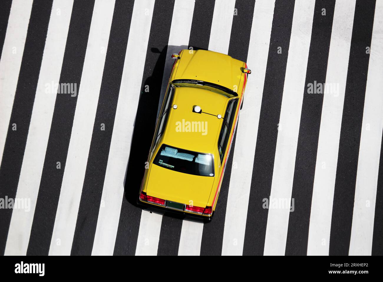 Taxi giapponese che corre su incroci Foto Stock