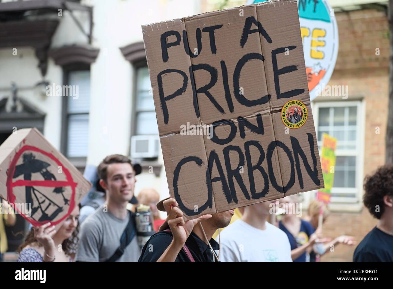 New York, NY - 17 settembre 2023: Manifestanti a sostegno delle tasse sul carbonio in opposizione ai grandi inquinatori petroliferi responsabili del cambiamento climatico Foto Stock