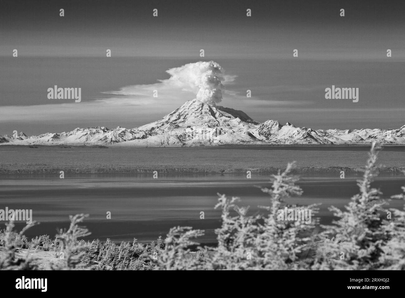 Immagine a infrarossi del Monte Redoubt Volcano con Un grande Plume di Steam and Ash Venting, Alaska Foto Stock