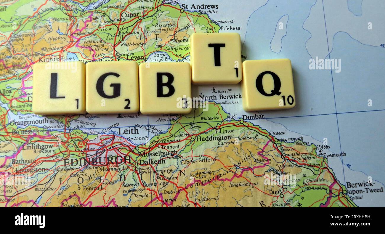 LGBTQ - in parole, Scrabble letters on a MAP of Edinburgh , Scotland, UK Foto Stock