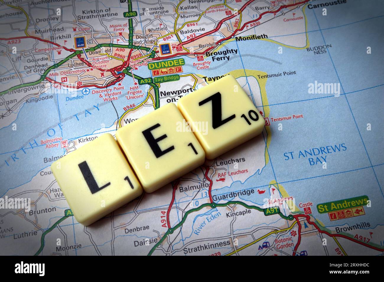 Dundee LEZ Low Emission zone - in parole, lettere scricchissime su una mappa - DD1 1DD Foto Stock