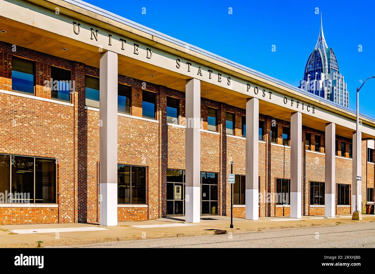 L'ufficio postale è raffigurato nel centro di St. Joseph Street, 23 settembre 2023, a Mobile, Alabama. L'ufficio postale fu costruito nel 1967 per 3 milioni di dollari. Foto Stock