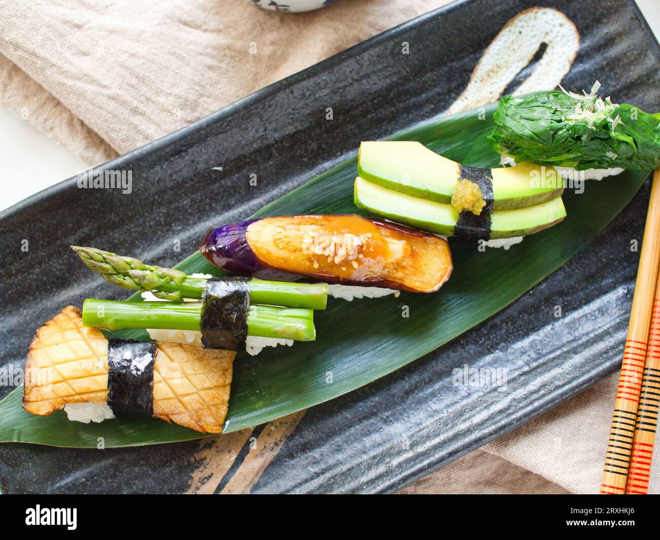 Vista dall'alto del nigiri sushi vegetale. Foto Stock