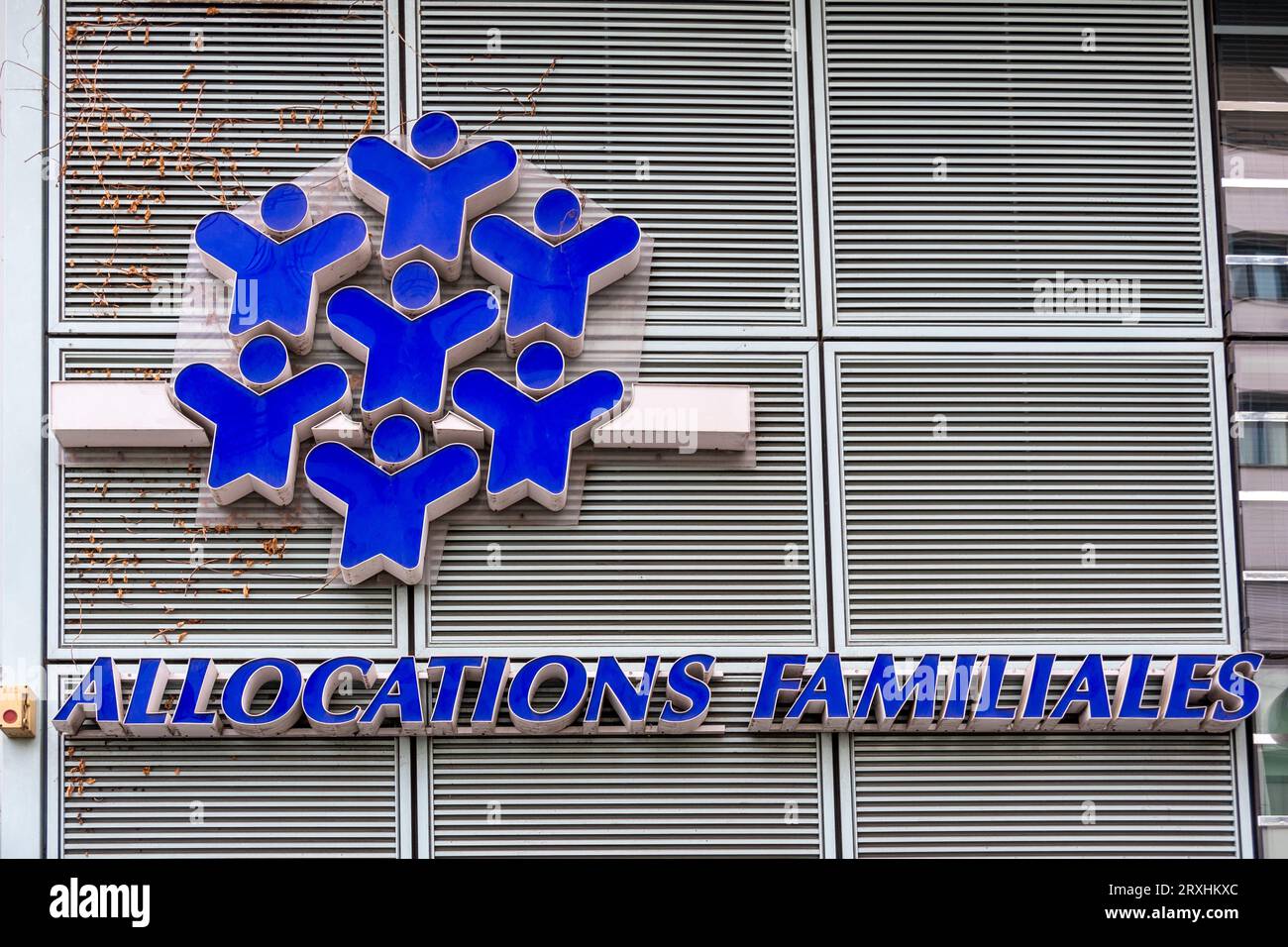Cartello e logo sull'edificio della Caisse d'allocations familiales (CAF) di Parigi. CAF è il ramo “familiare” della previdenza sociale francese Foto Stock