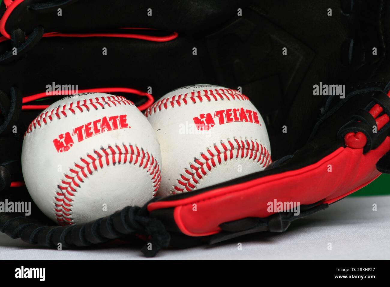 Logo Tecate, guanto, palla, pipistrello, accessori baseball, attrezzature da baseball, Logotipo Tecate, Guante, pelota, bat, accesorios del Besbol, allestimento de Beisbol, (foto: Luis Gutierrez/ NortePhoto.com) Foto Stock