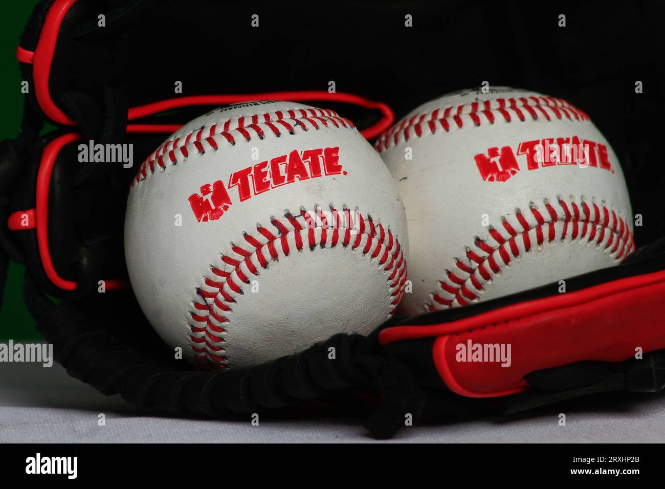 Logo Tecate, guanto, palla, pipistrello, accessori baseball, attrezzature da baseball, Logotipo Tecate, Guante, pelota, bat, accesorios del Besbol, allestimento de Beisbol, (foto: Luis Gutierrez/ NortePhoto.com) Foto Stock