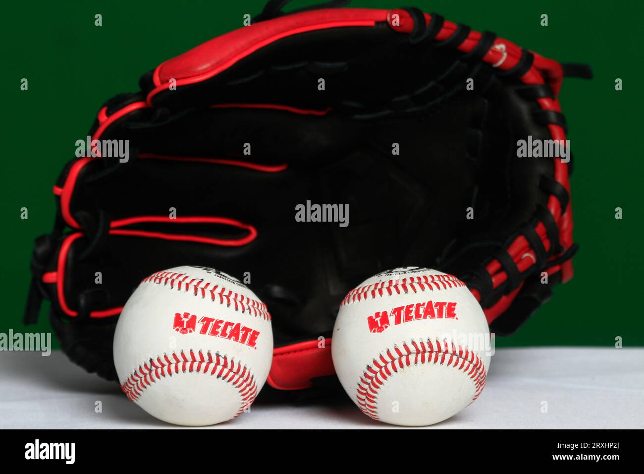 Logo Tecate, guanto, palla, pipistrello, accessori baseball, attrezzature da baseball, Logotipo Tecate, Guante, pelota, bat, accesorios del Besbol, allestimento de Beisbol, (foto: Luis Gutierrez/ NortePhoto.com) Foto Stock
