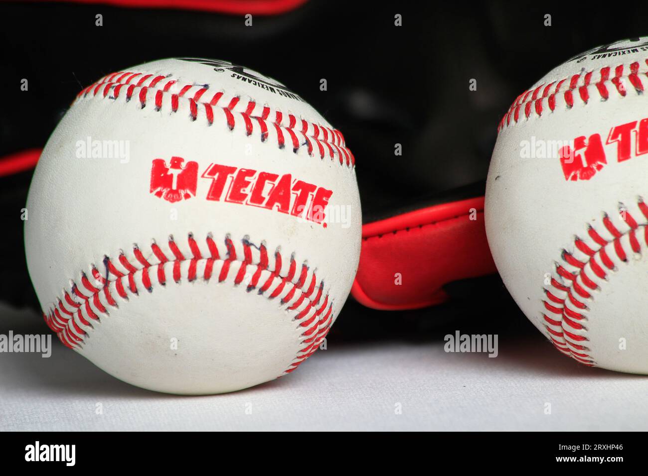 Logo Tecate, guanto, palla, pipistrello, accessori baseball, attrezzature da baseball, Logotipo Tecate, Guante, pelota, bat, accesorios del Besbol, allestimento de Beisbol, (foto: Luis Gutierrez/ NortePhoto.com) Foto Stock