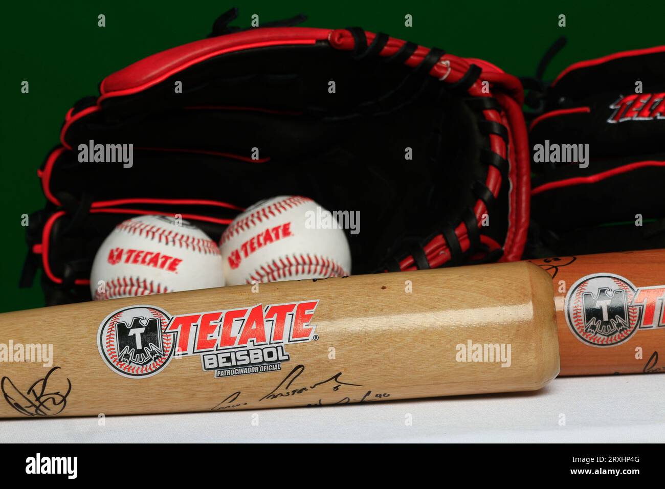 Logo Tecate, guanto, palla, pipistrello, accessori baseball, attrezzature da baseball, Logotipo Tecate, Guante, pelota, bat, accesorios del Besbol, allestimento de Beisbol, (foto: Luis Gutierrez/ NortePhoto.com) Foto Stock