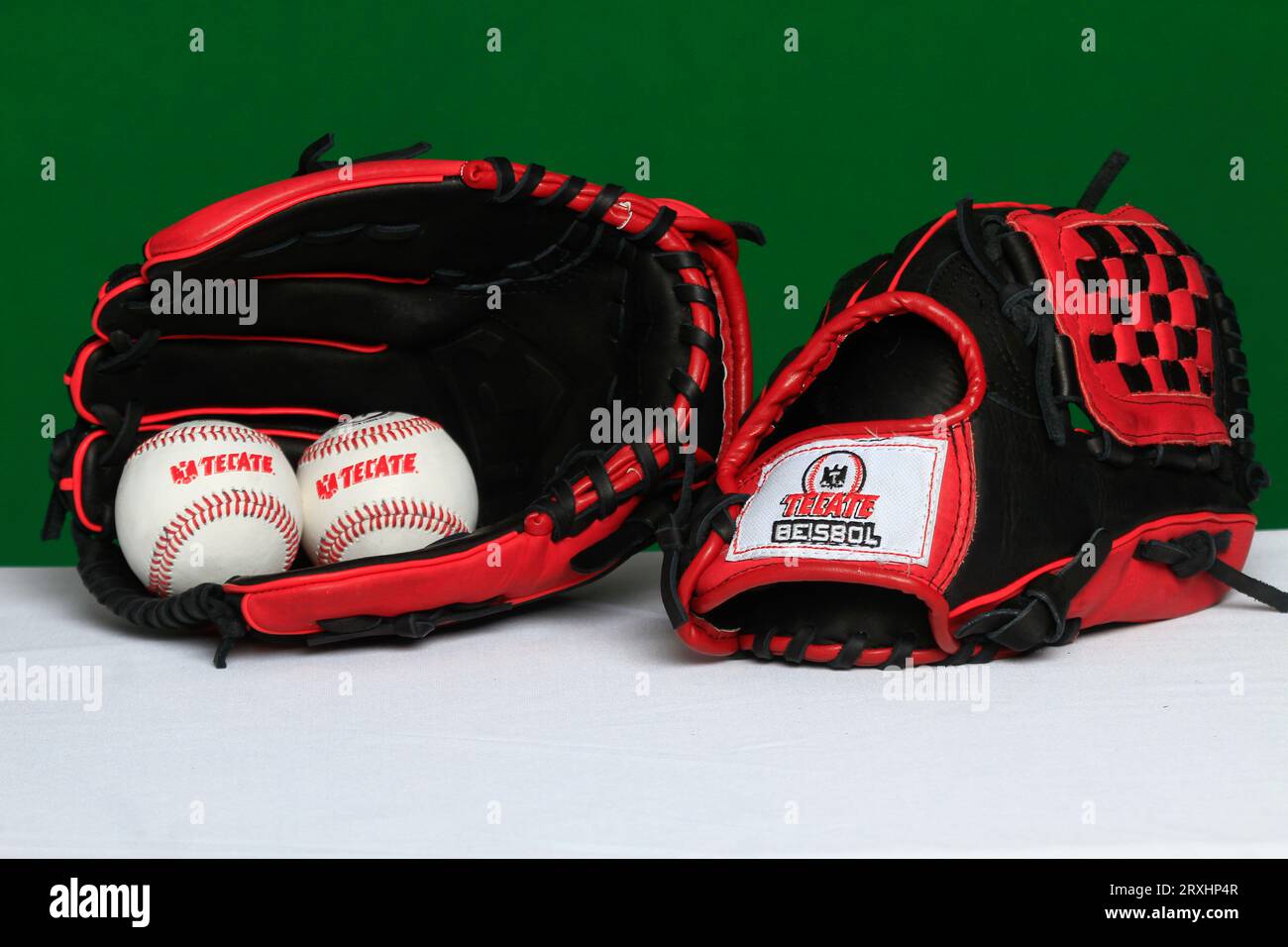 Logo Tecate, guanto, palla, pipistrello, accessori baseball, attrezzature da baseball, Logotipo Tecate, Guante, pelota, bat, accesorios del Besbol, allestimento de Beisbol, (foto: Luis Gutierrez/ NortePhoto.com) Foto Stock