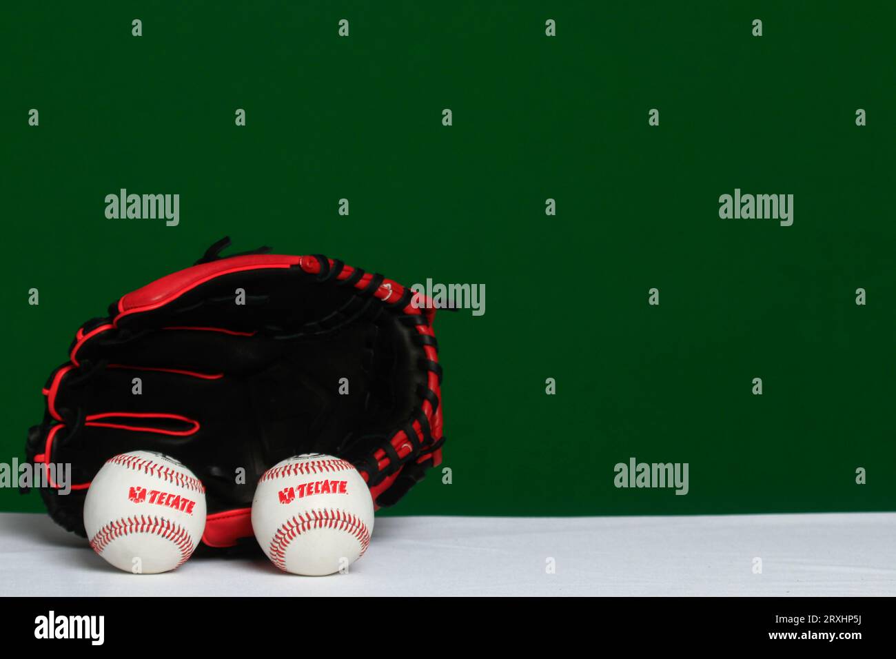 Guanto, palla, pipistrello, accessori da baseball, equipaggiamento da baseball, Guante, pelota, bat,accesorios del Besbol, equipaggiamento de Beisbol, (foto: Luis Gutierrez/ NortePhoto.com) Foto Stock