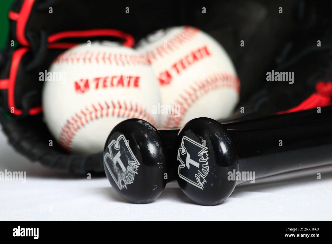 Logo Tecate, guanto, palla, pipistrello, accessori baseball, attrezzature da baseball, Logotipo Tecate, Guante, pelota, bat, accesorios del Besbol, allestimento de Beisbol, (foto: Luis Gutierrez/ NortePhoto.com) Foto Stock