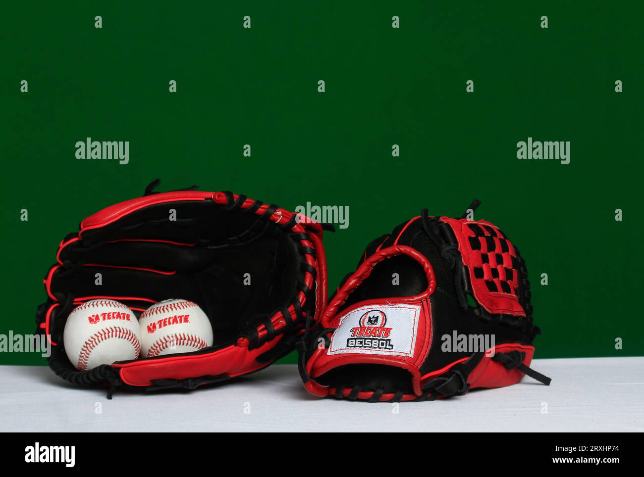 Logo Tecate, guanto, palla, pipistrello, accessori baseball, attrezzature da baseball, Logotipo Tecate, Guante, pelota, bat, accesorios del Besbol, allestimento de Beisbol, (foto: Luis Gutierrez/ NortePhoto.com) Foto Stock
