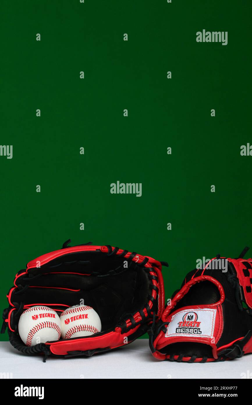 Logo Tecate, guanto, palla, pipistrello, accessori baseball, attrezzature da baseball, Logotipo Tecate, Guante, pelota, bat, accesorios del Besbol, allestimento de Beisbol, (foto: Luis Gutierrez/ NortePhoto.com) Foto Stock