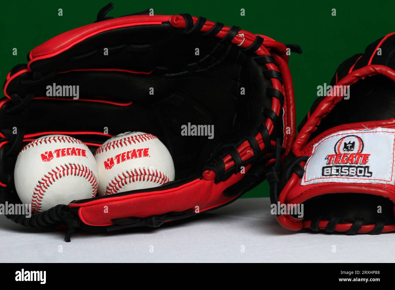 Logo Tecate, guanto, palla, pipistrello, accessori baseball, attrezzature da baseball, Logotipo Tecate, Guante, pelota, bat, accesorios del Besbol, allestimento de Beisbol, (foto: Luis Gutierrez/ NortePhoto.com) Foto Stock