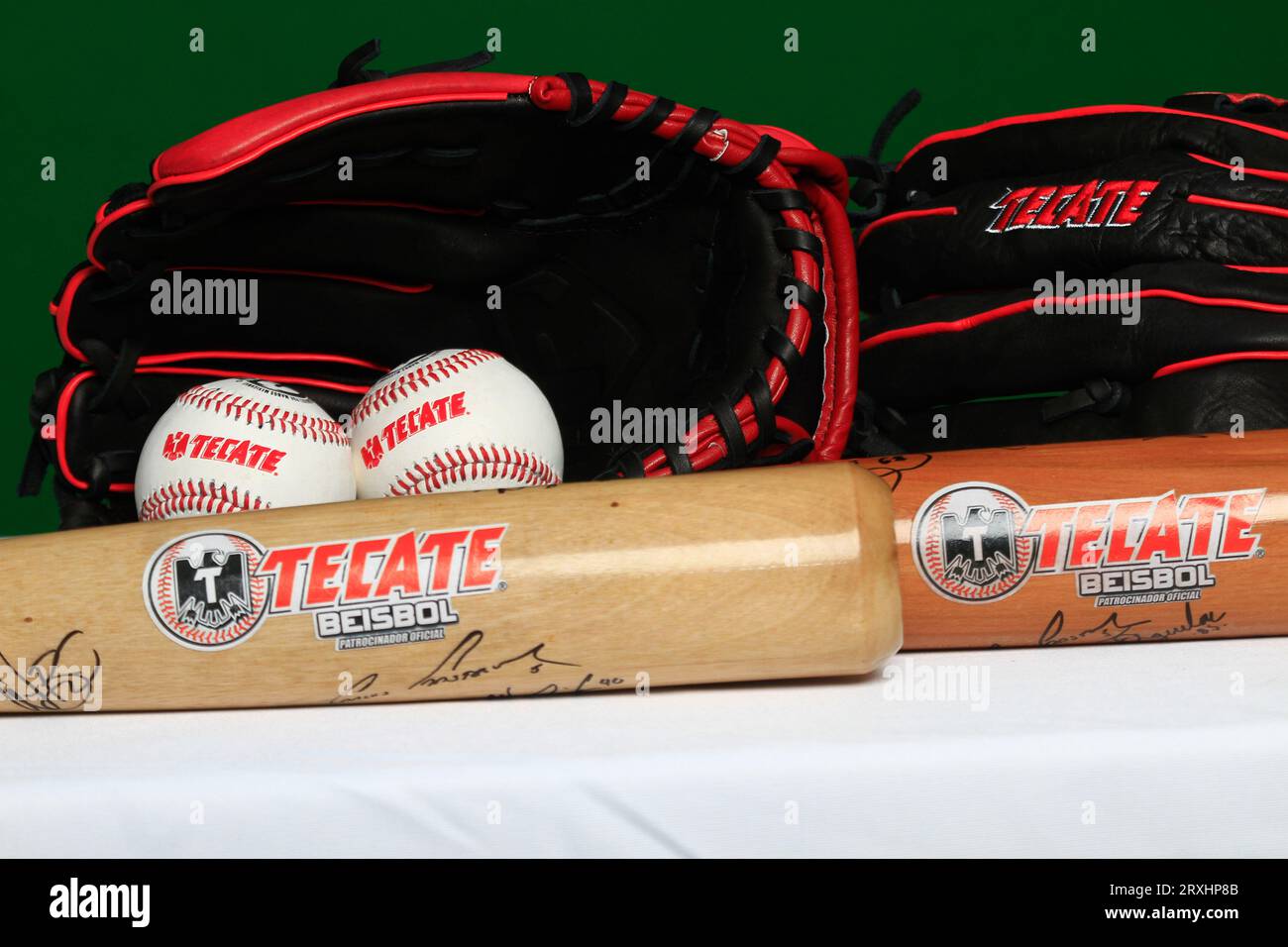 Logo Tecate, guanto, palla, pipistrello, accessori baseball, attrezzature da baseball, Logotipo Tecate, Guante, pelota, bat, accesorios del Besbol, allestimento de Beisbol, (foto: Luis Gutierrez/ NortePhoto.com) Foto Stock