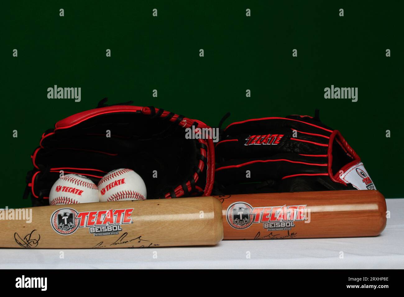 Logo Tecate, guanto, palla, pipistrello, accessori baseball, attrezzature da baseball, Logotipo Tecate, Guante, pelota, bat, accesorios del Besbol, allestimento de Beisbol, (foto: Luis Gutierrez/ NortePhoto.com) Foto Stock