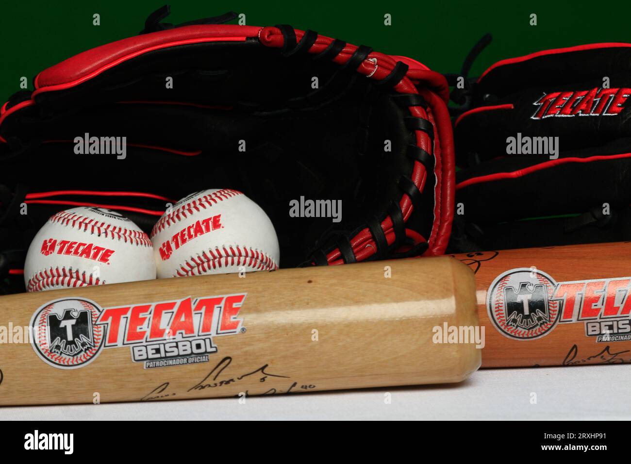 Logo Tecate, guanto, palla, pipistrello, accessori baseball, attrezzature da baseball, Logotipo Tecate, Guante, pelota, bat, accesorios del Besbol, allestimento de Beisbol, (foto: Luis Gutierrez/ NortePhoto.com) Foto Stock