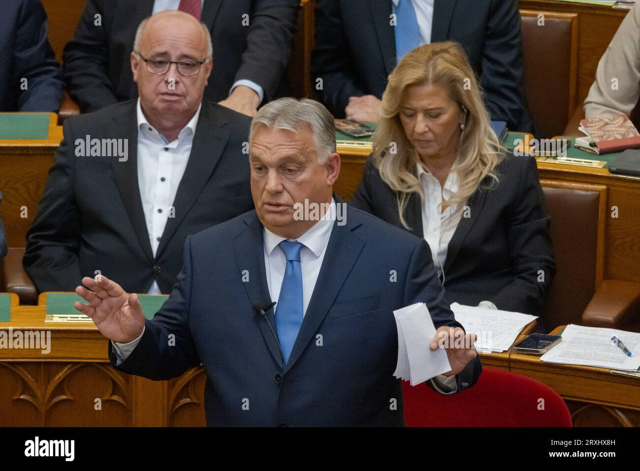 Budapest, Ungheria. 25 settembre 2023. Il primo ministro ungherese Viktor Orban (fronte) interviene in parlamento per aprire la sessione autunnale a Budapest, in Ungheria, il 25 settembre 2023. Orban ha detto lunedì che non c'è "urgenza” per ratificare l'adesione della Svezia alla NATO e ha chiesto "rispetto” da parte del paese nordico. Crediti: Attila Volgyi/Xinhua/Alamy Live News Foto Stock