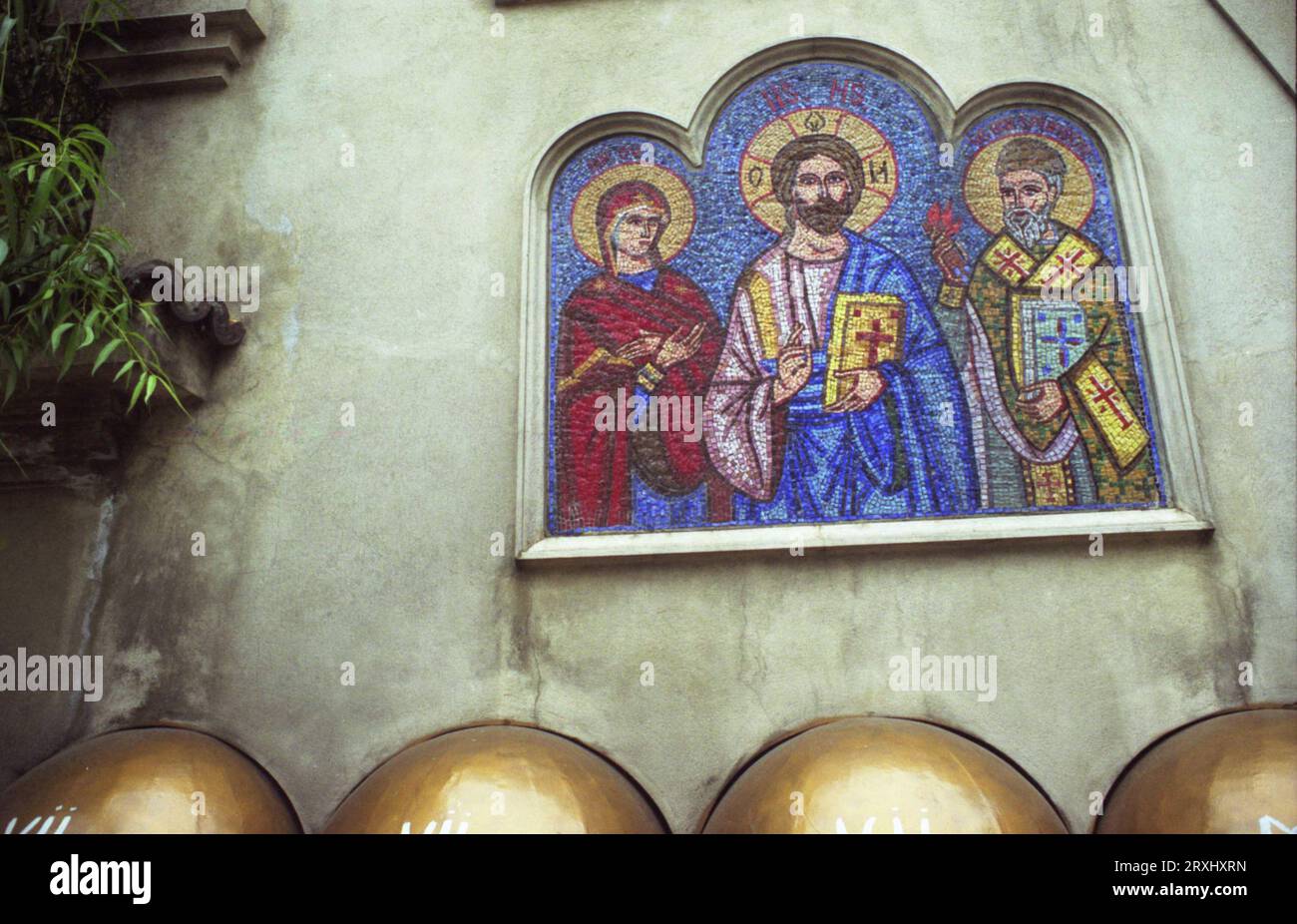 Romania, circa 1999. Mosaico raffigurante la Vergine Maria, Gesù Cristo e San Spyridon. Foto Stock