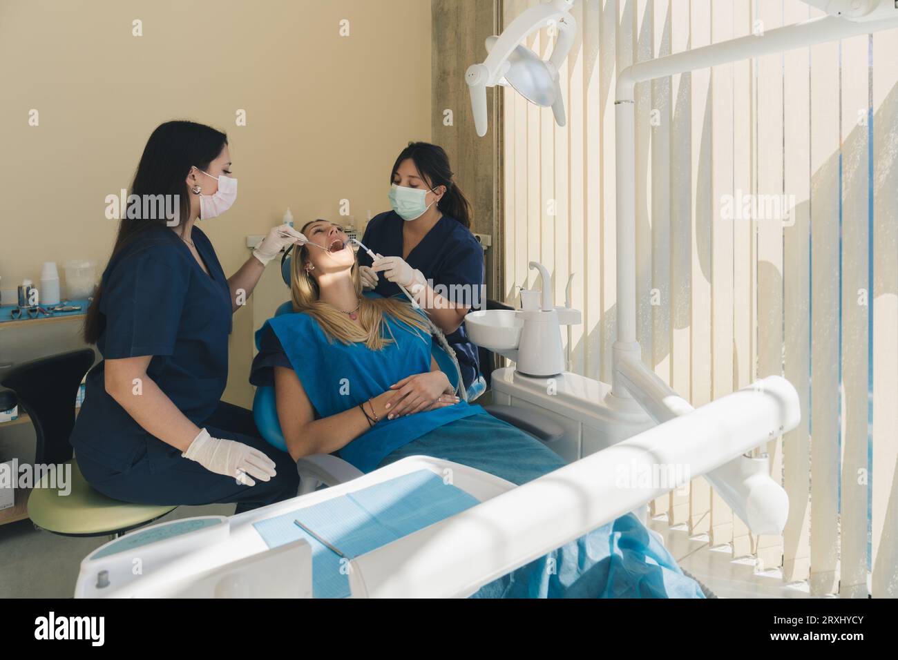 Dentista che esamina i denti di una paziente donna e fa un controllo dentale presso la clinica odontoiatrica. Foto Stock