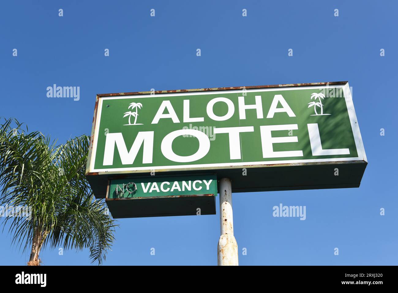 SANTA ANA, CALIFORNIA - 24 SETTEMBRE 2023: Primo piano dell'insegna presso l'Aloha Motel su Main Street. Foto Stock