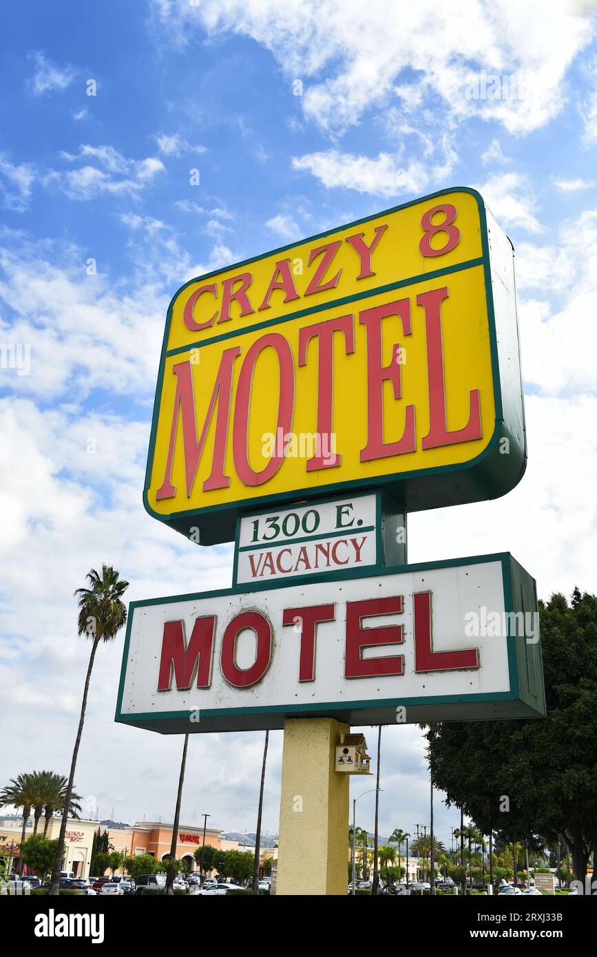 ANAHEIM, CALIFORNIA - 20 SETTEMBRE 2023: Segui le indicazioni per il Crazy 8 Motel su Katell Avenue. Foto Stock