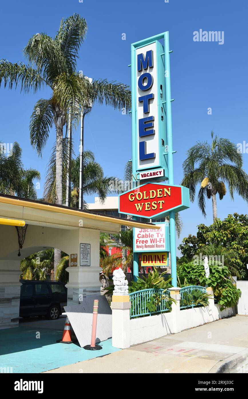 SANTA ANA, CALIFORNIA - 24 SETTEMBRE 2023: Cartello Closeup of the Golden West Motel su Main Street Foto Stock