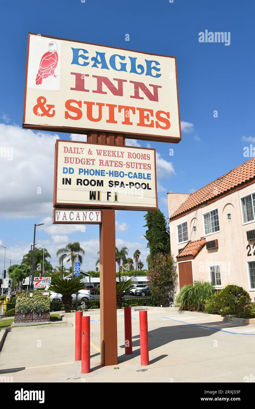 ANAHEIM, CALIFORNIA - 20 SETTEMBRE 2023: Segui le indicazioni per l'Eagle Inn and Suites su Lincoln Avenue. Foto Stock