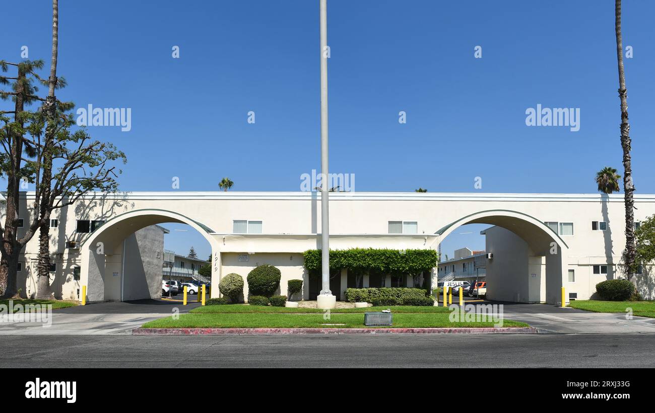 ANAHEIM, CALIFORNIA - 24 SETTEMBRE 2023: Ingressi ad arco all'Evergreen Royalle Motel in Center Street. Foto Stock