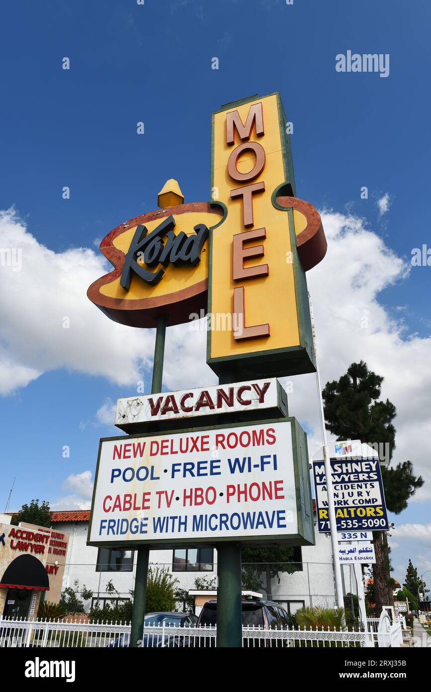 ANAHEIM, CALIFORNIA - 20 SETTEMBRE 2023: Segui le indicazioni per il Kona Motel su Brookhurst Street. Foto Stock