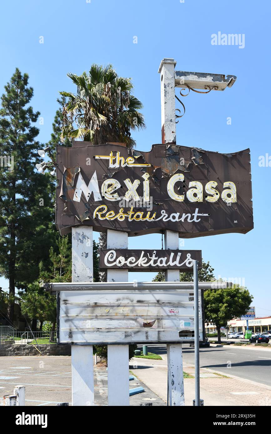 ANAHEIM, CALIFORNIA - 24 SETTEMBRE 2023: Segui le indicazioni per il Mexi Casa Restaurant su Lincoln Avenue. Foto Stock