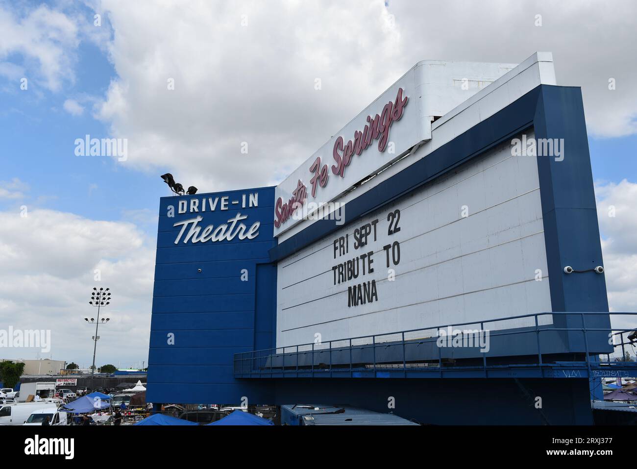 SANTA FE SPRINGS, CALIFORNIA - 20 SETTEMBRE 2023: Primo piano del cartello al Swap Meet nell'ex Drive-in Theatre su Alondra Boulevard. Foto Stock