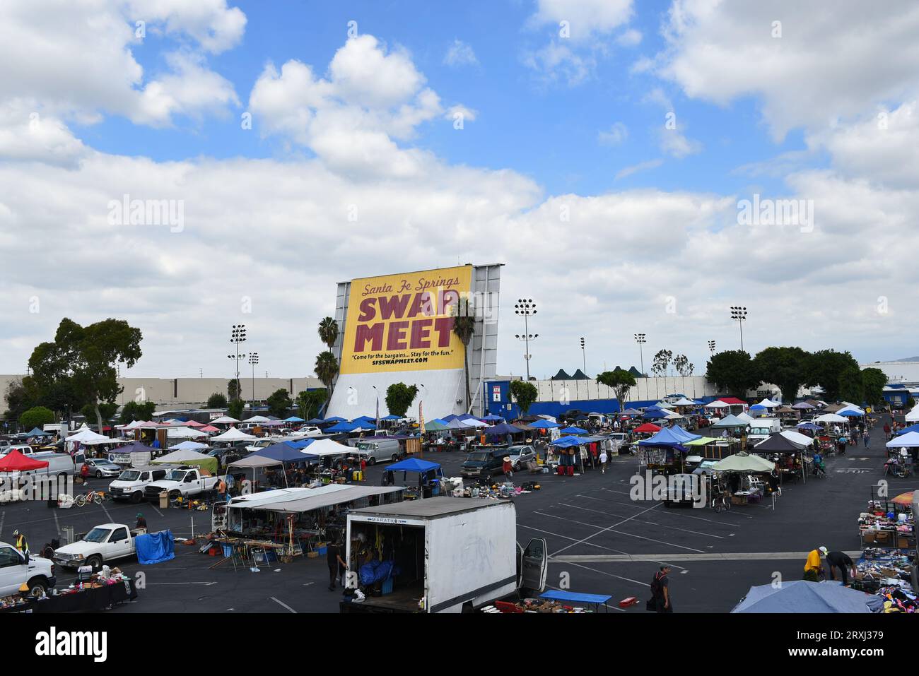 SANTA FE SPRINGS, CALIFORNIA - 20 SETTEMBRE 2023: I venditori dello Swap si incontrano nell'ex drive-in Theatre su Alondra Boulevard. Foto Stock