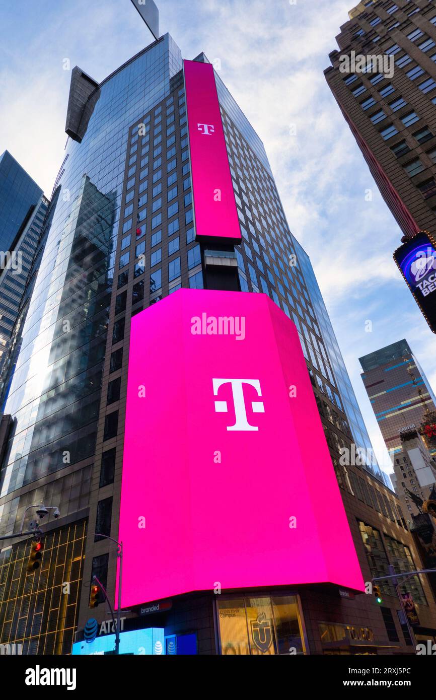 Enormi cartelloni pubblicitari elettronici, illuminano un grattacielo all'angolo tra la 42nd St. E la settima Avenue a Times Square, 2023, New York City, USA Foto Stock