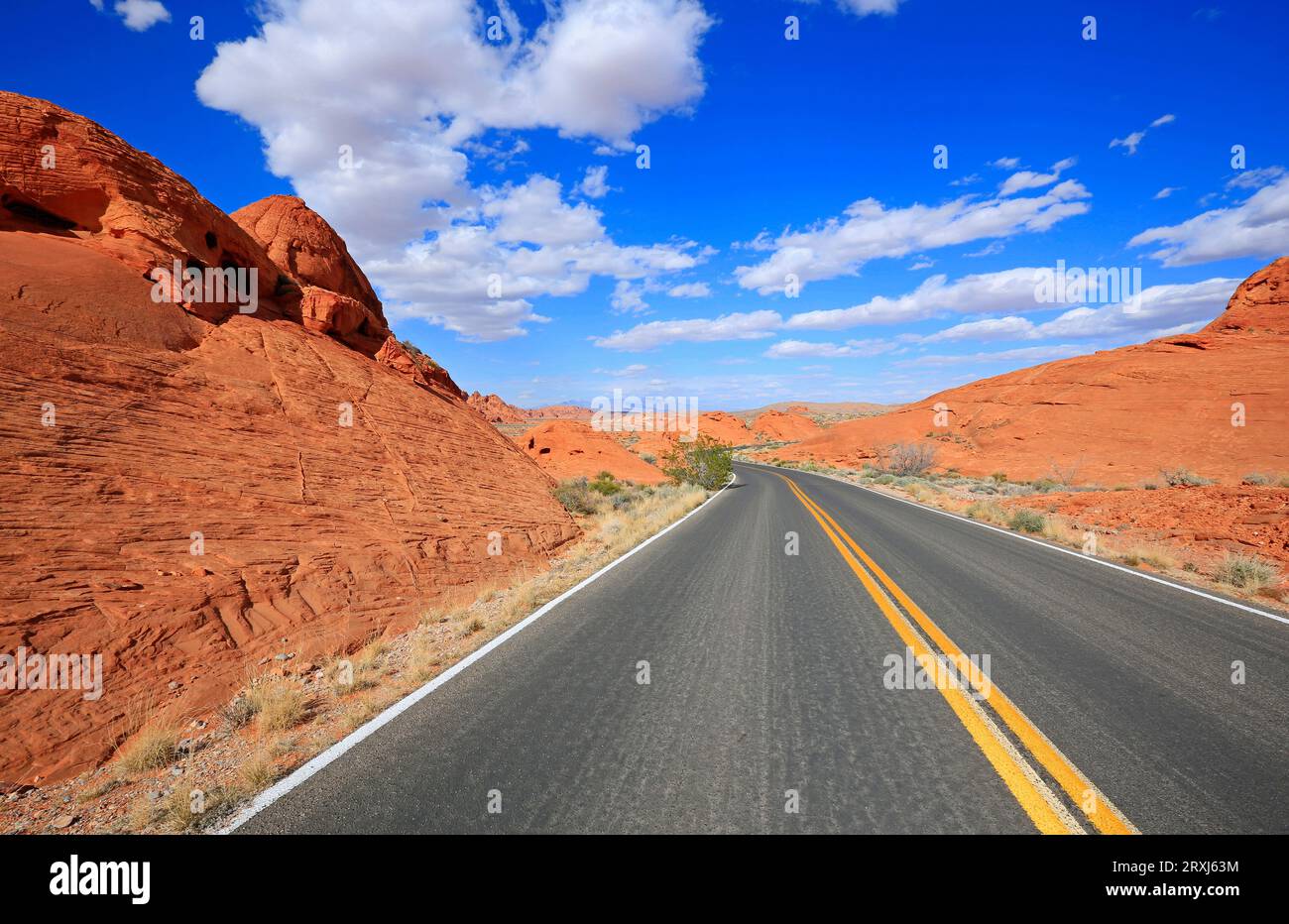 La strada e la roccia rossa - Valley of Fire State Park, Nevada Foto Stock
