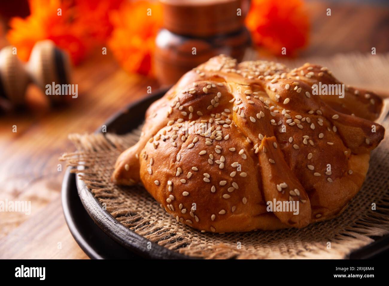 Pan de Muerto. Tipico pane dolce messicano con semi di sesamo, che si consuma nella stagione del giorno dei morti. È un elemento principale dell'altare Foto Stock