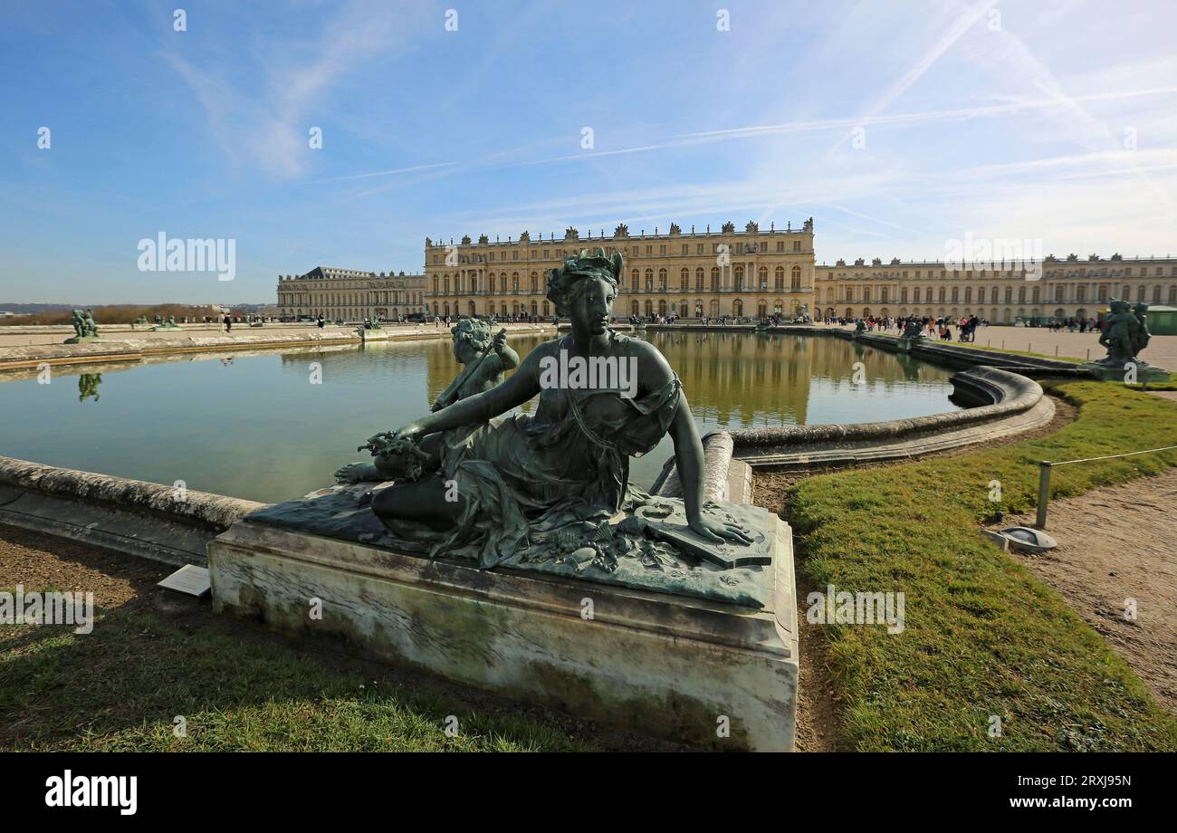Statua nel giardino del Palazzo di Versailles, Francia Foto Stock