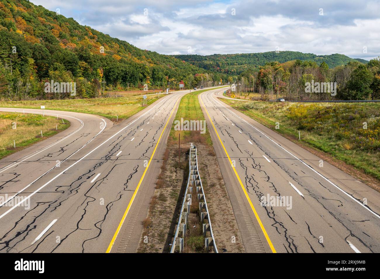 State Route 6 a Brokenstraw Township, Pennsylvania, USA in una soleggiata giornata autunnale Foto Stock