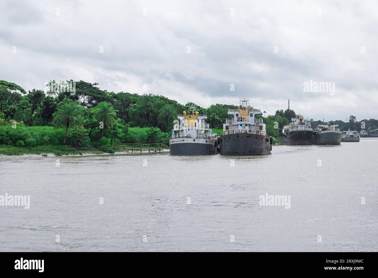 Navi da carico sul fiume Voyrob vicino a Khulna Bangladesh, navi nel fiume Voyrob da Khulna, Foto Stock