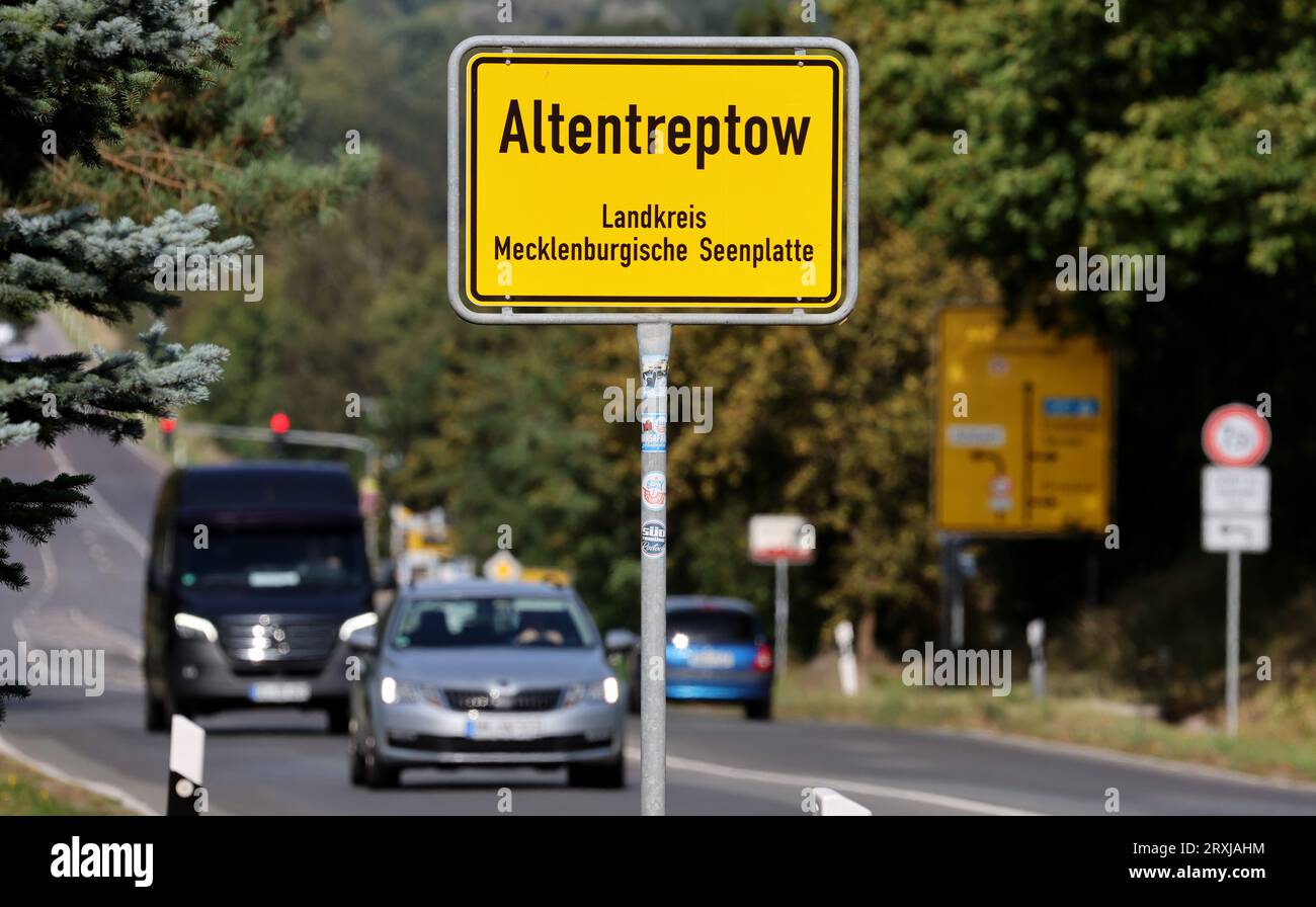 Altentreptow, Germania. 25 settembre 2023. Il cartello d'ingresso ad Altentreptow, dove una ragazzina di 13 anni è morta tre mesi fa dopo aver preso una pillola di ecstasy chiamata "Blue Punisher". Si dice che abbia preso la droga a metà giugno. La ragazza era stata portata in una clinica incosciente e morì alla fine di giugno. Tre mesi dopo la morte per droga, indagini ancora in corso credito: Bernd Wüstneck/dpa/Alamy Live News Foto Stock